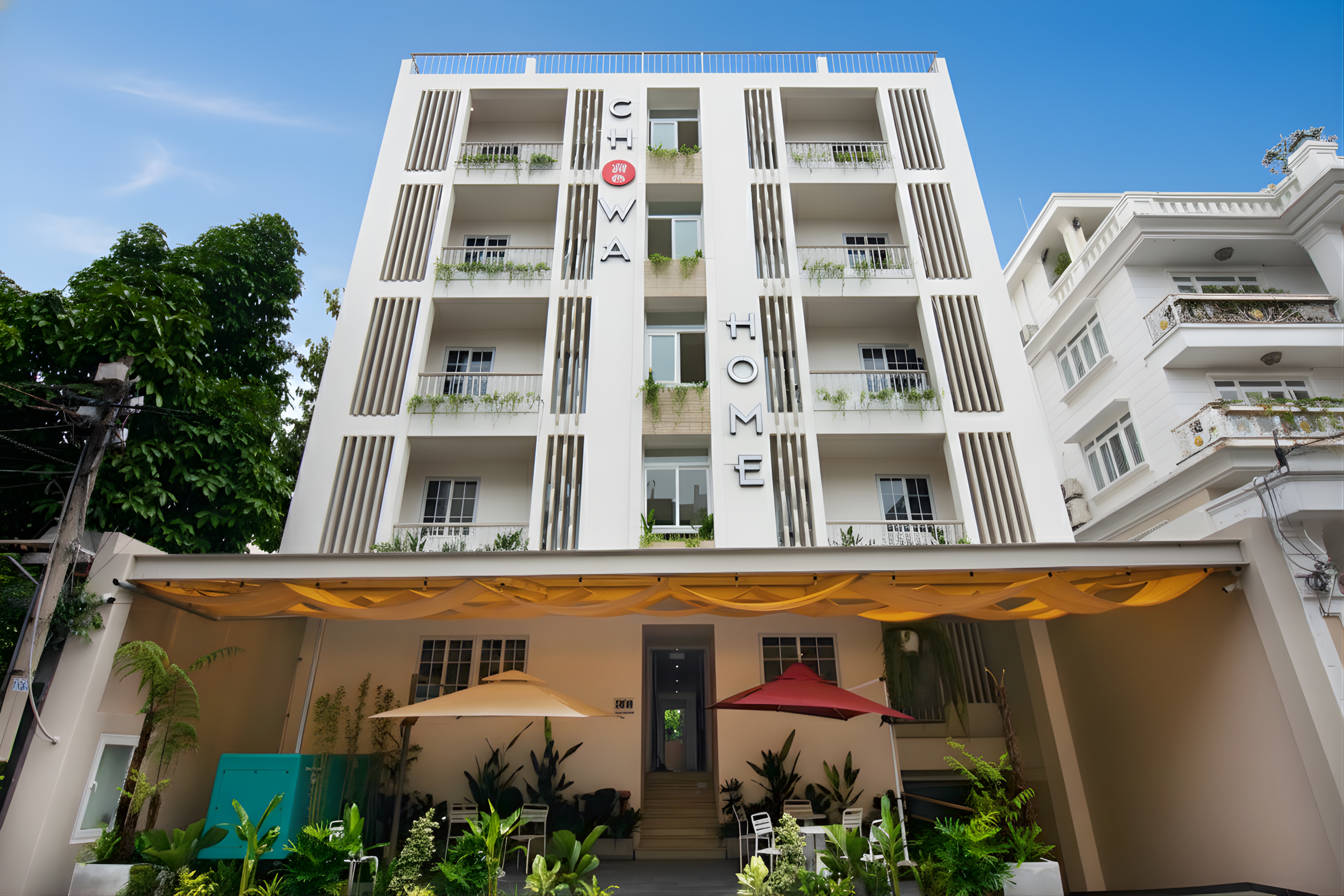 Phòng khách CHOWA HOME thiết kế tối giản kiểu Nhật với tone gỗ trầm