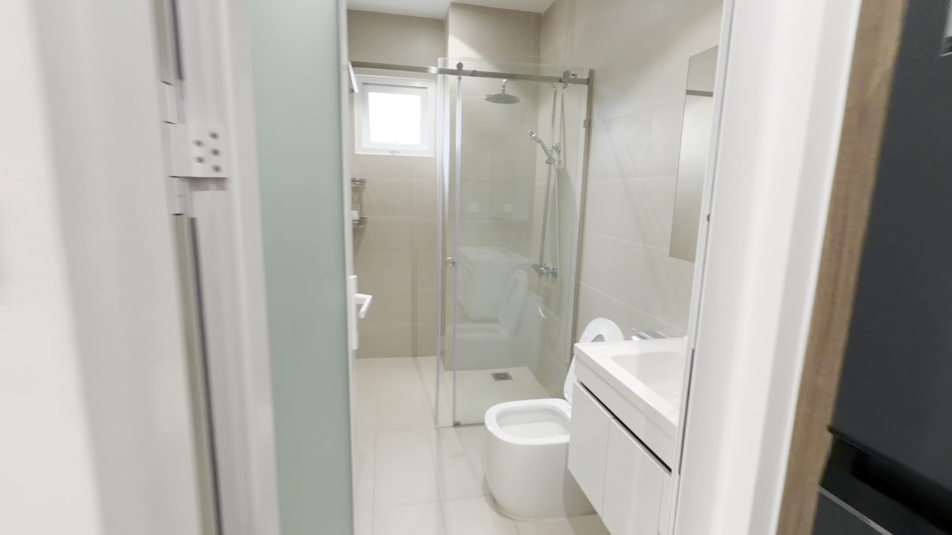 Mặt tiền và sân trước CHOWA HOME tại Thảo Điền với cây xanh và ánh nắng