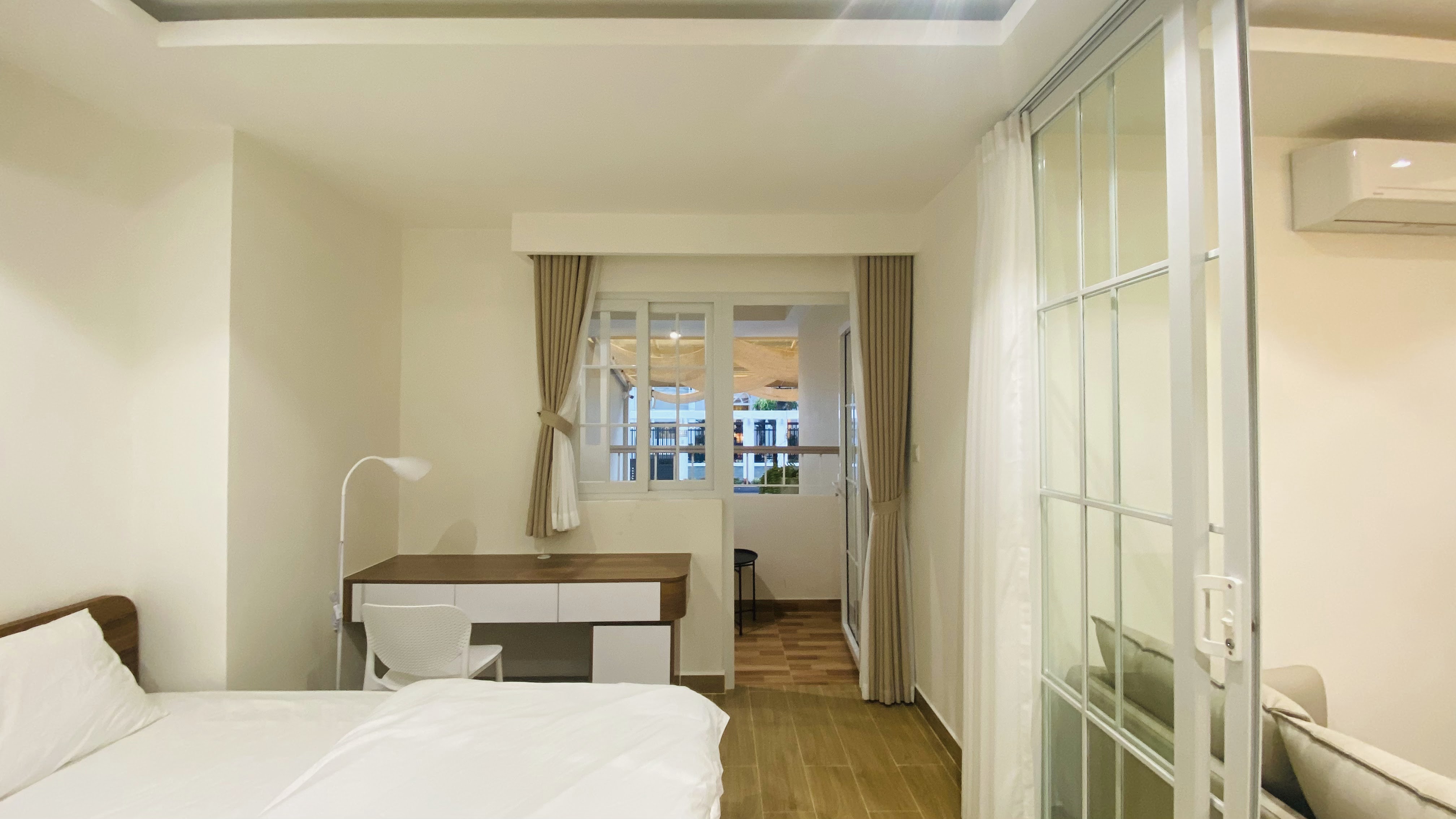 Khu vực sinh hoạt chung CHOWA HOME — bàn gỗ, vật liệu mộc, không gian thoáng